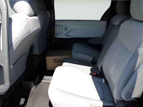 Used 2026 Toyota Sienna LE FWD image 17
