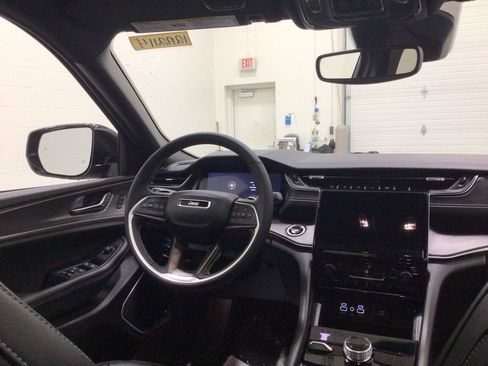 Used 2024 Jeep Grand Cherokee Limited w/ Black Appearance Package image 15