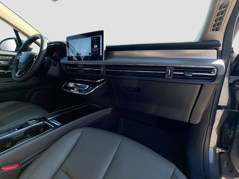 Used 2025 Lincoln Corsair FWD image 30