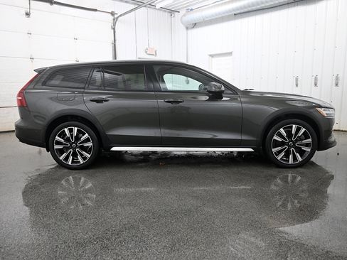 Used 2020 Volvo V60 T5 Cross Country image 35