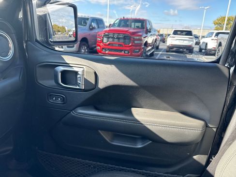 Used 2018 Jeep Wrangler Unlimited Sahara image 22