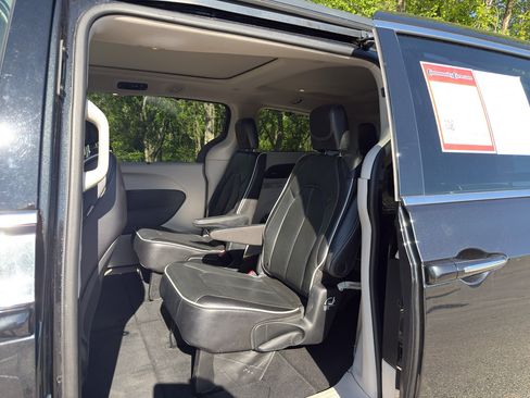Used 2023 Chrysler Pacifica Limited FWD image 9