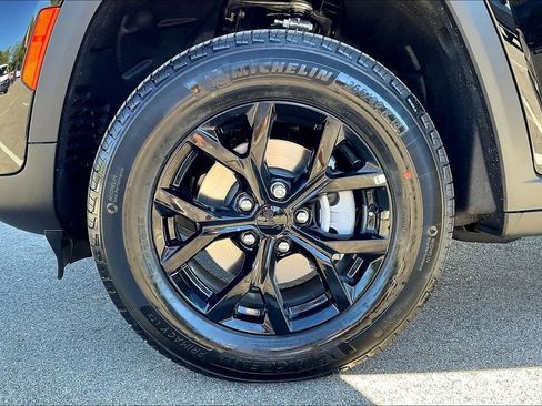 New 2025 Jeep Grand Cherokee Altitude image 12