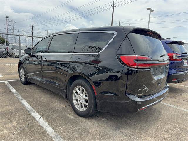 Used 2025 Chrysler Pacifica Select FWD image 4