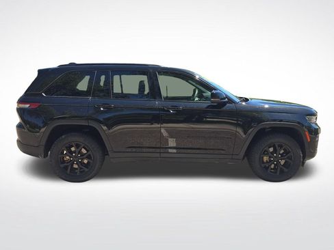Used 2024 Jeep Grand Cherokee Altitude AWD/4WD image 8