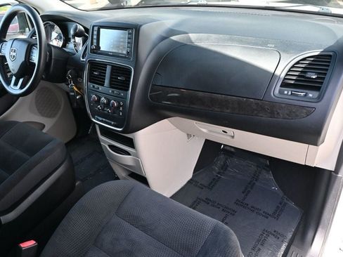 Used 2019 Dodge Grand Caravan SE w/ UConnect Hands-Free Group FWD image 12