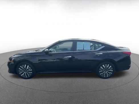 Used 2025 Nissan Altima 2.5 SV image 9