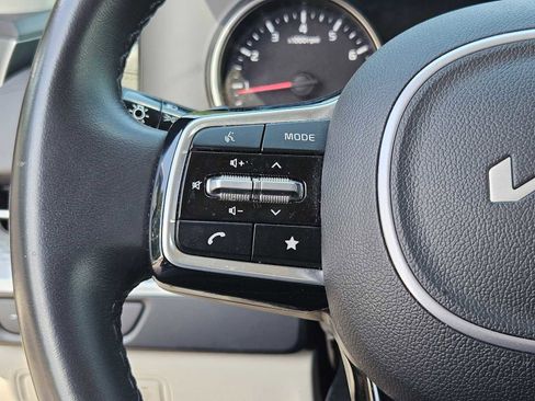Used 2024 Kia Carnival LX FWD image 21