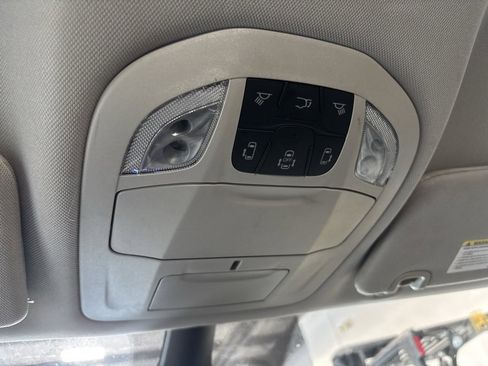 Used 2024 Chrysler Pacifica Touring-L image 5