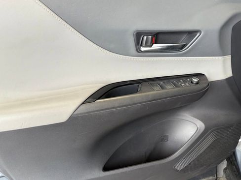 Certified 2021 Toyota Venza LE w/ Carpet Mat Package (TMS) image 15