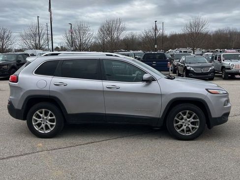 Used 2017 Jeep Cherokee Latitude w/ Cold Weather Group image 7