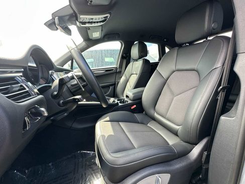Certified 2024 Porsche Macan image 5