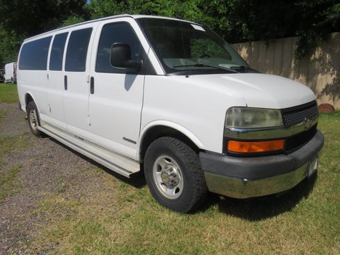Used 2004 Chevrolet Express 3500 Extended Passenger w/ LS Preferred Equipment Group RWD image 3