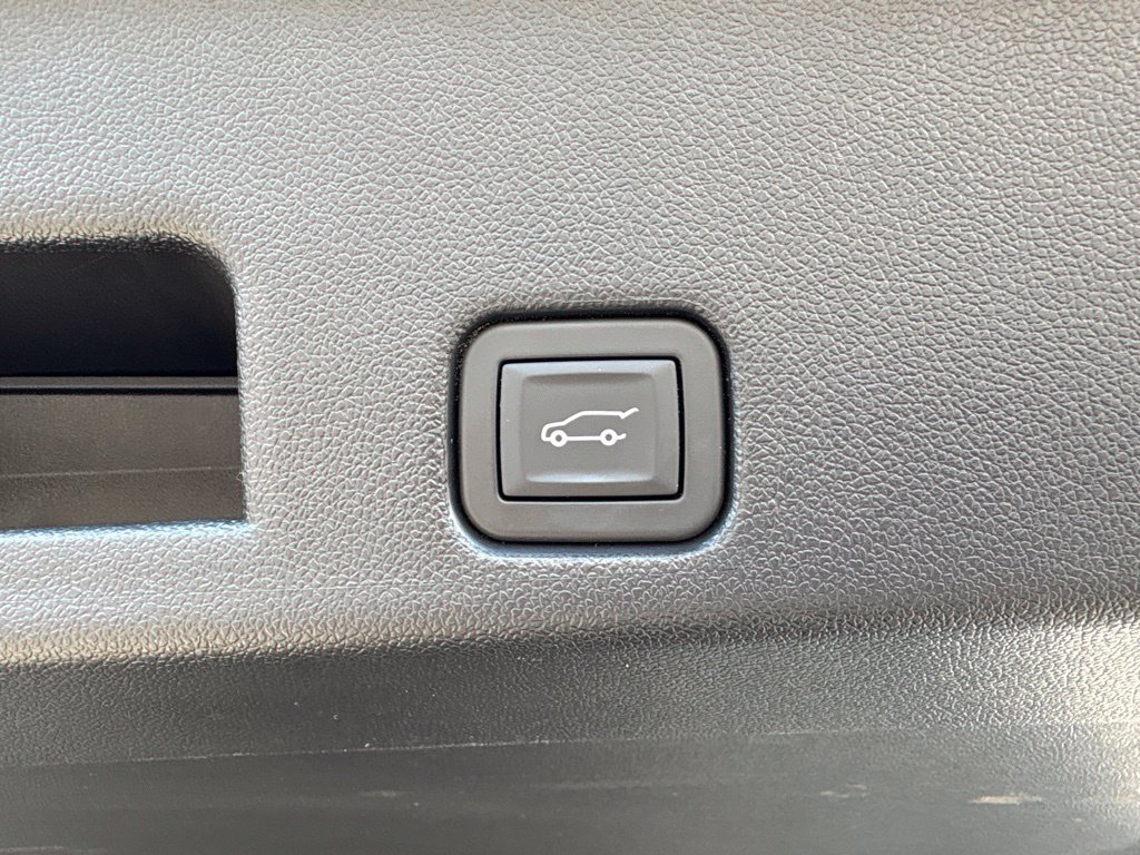 Used 2026 Chevrolet Traverse LT FWD image 9