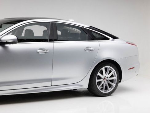 Used 2016 Jaguar XJ R-Sport image 29