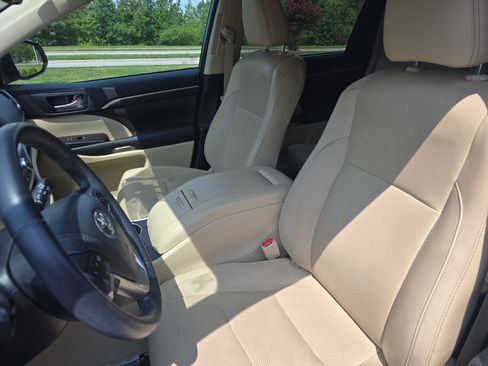 Used 2016 Toyota Highlander Limited w/ Driver Technology Package AWD/4WD image 16