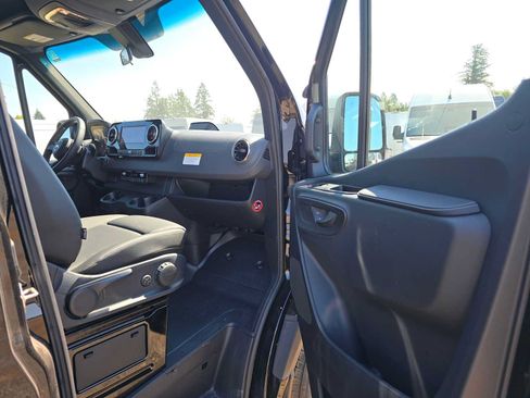 Used 2025 Mercedes-Benz Sprinter 2500 image 10