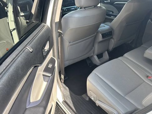 Used 2018 Toyota Highlander Limited FWD image 17