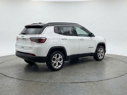 Used 2025 Jeep Compass Latitude AWD/4WD image 9