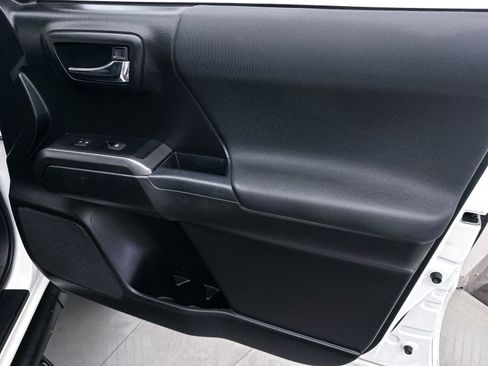 Used 2019 Toyota Tacoma TRD Off-Road w/ Technology Package AWD/4WD image 27
