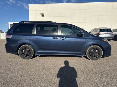 Used 2018 Toyota Sienna SE Premium w/ Carpet Mat Package FWD image 2