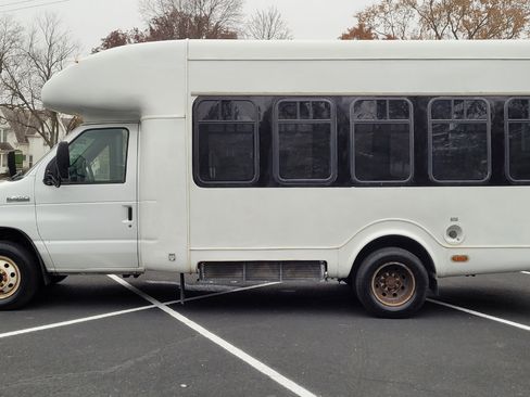 Used 2006 Ford E-450 and Econoline 450 E-450 Super Duty 158 WB DRW image 3