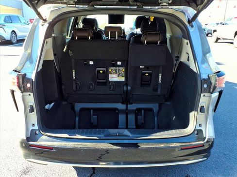 Certified 2024 Toyota Sienna Platinum image 11