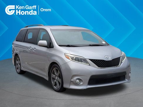 Used 2017 Toyota Sienna SE image 1