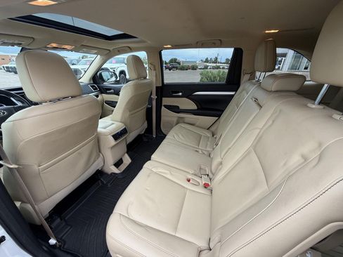 Used 2017 Toyota Highlander XLE FWD image 18