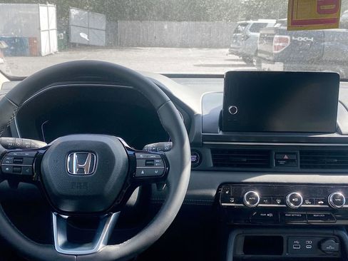 Certified 2025 Honda Pilot Touring image 4