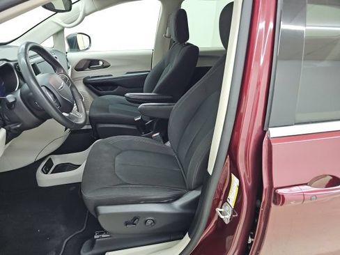 Used 2023 Chrysler Voyager LX FWD image 2