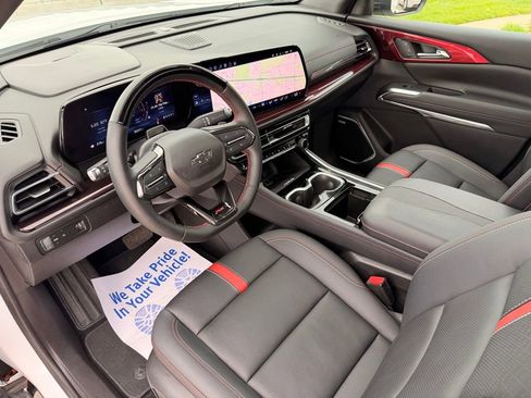 Used 2024 Chevrolet Traverse RS FWD image 11