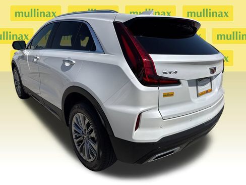 Used 2025 Cadillac XT4 Premium Luxury w/ Cold Weather Package FWD image 8