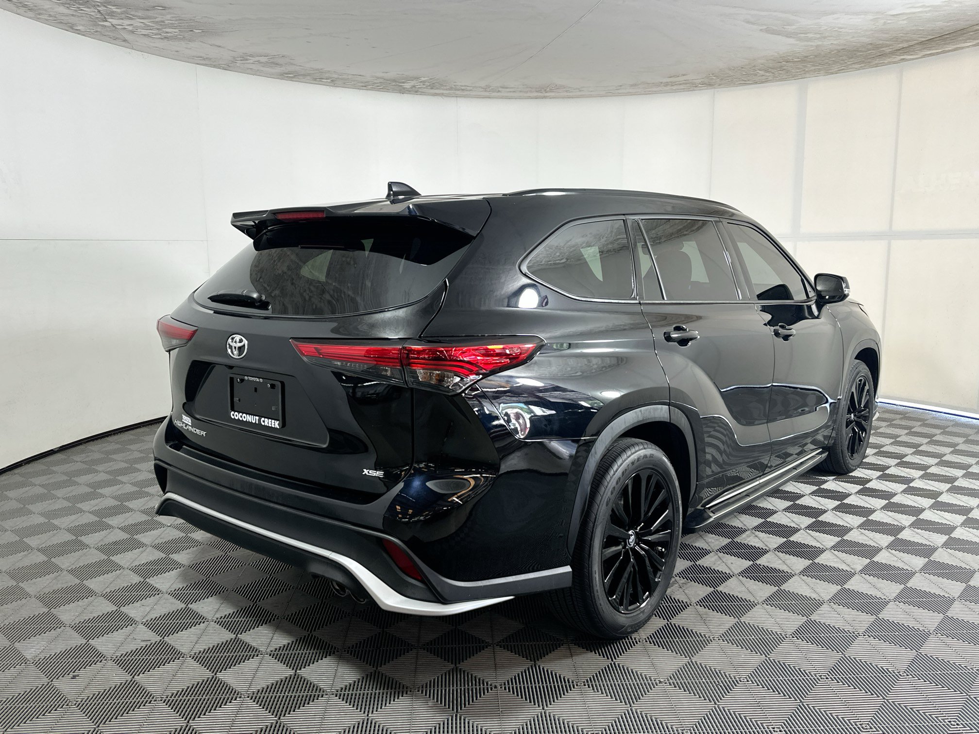 Used 2023 Toyota Highlander XSE FWD image 3
