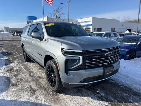 Used 2025 Chevrolet Suburban High Country image 7