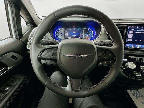 Used 2024 Chrysler Pacifica Limited image 11