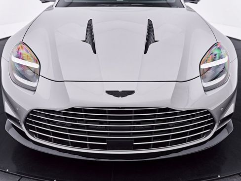 Used 2025 Aston Martin Vanquish RWD image 21