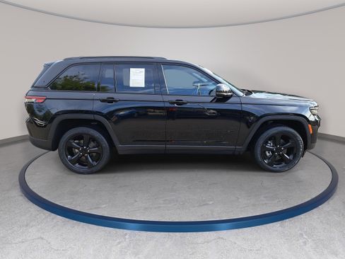Used 2023 Jeep Grand Cherokee Altitude AWD/4WD image 4