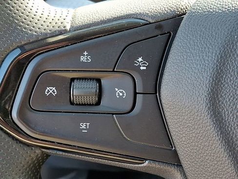 Certified 2025 Chevrolet Trax LT FWD image 21