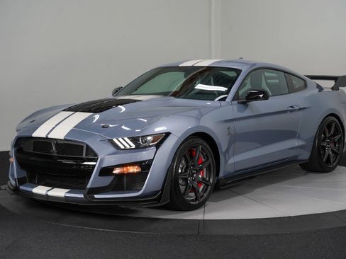 Used 2022 Ford Mustang Shelby GT500 w/ Carbon Fiber Track Pack RWD image 4