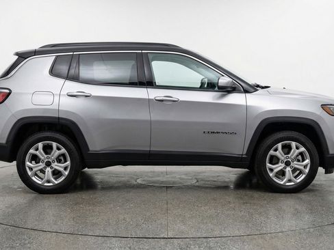 Used 2025 Jeep Compass Latitude AWD/4WD image 11