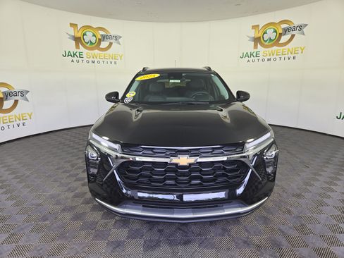 Used 2025 Chevrolet Trax LT w/ Driver Confidence Package FWD image 3