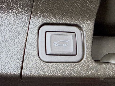 Used 2023 GMC Acadia SLT w/ Technology Package image 31