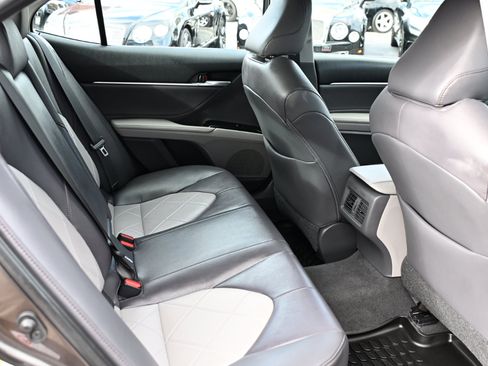 Used 2018 Toyota Camry XLE image 40