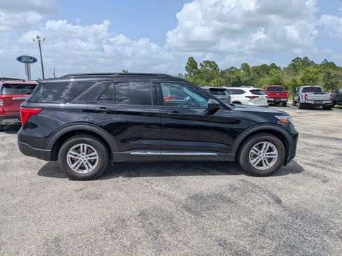 Used 2024 Ford Explorer XLT RWD image 3