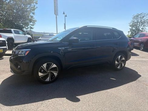 Used 2024 Volkswagen Taos SE AWD/4WD image 2