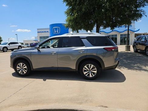 Used 2023 Nissan Pathfinder SL FWD image 8