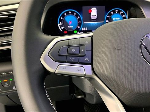 Used 2025 Volkswagen Atlas Cross Sport SE image 18