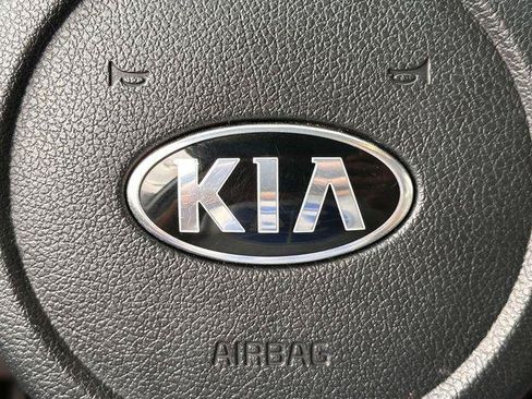 Used 2020 Kia Sedona LX FWD image 23