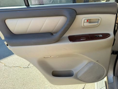 Used 2004 Toyota Land Cruiser w/ Convenience Pkg AWD/4WD image 12